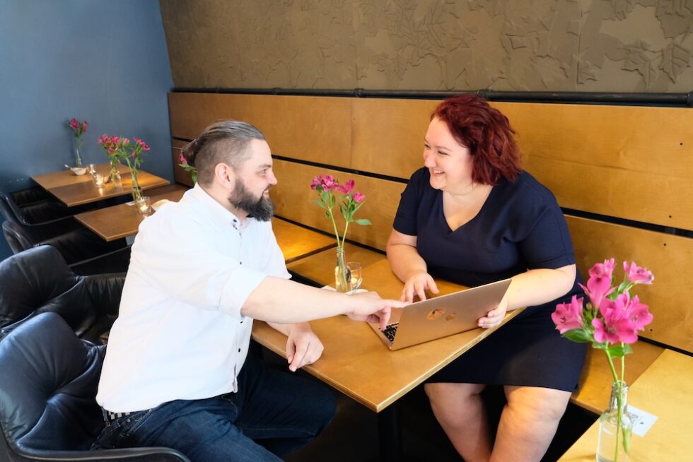 Sarah und Alex von BüroBeast bei der Arbeit